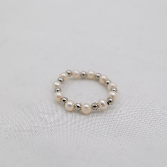 Uni helmisormus, läheltä kuvattu peilin päällä, ylhäältä päin kuvattu eri kulmassa.