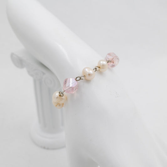 Misty helmirannekoru, tuotekuva läheltä. makeanvedenhelmiä. pinkkejä jalokiviä. kuvattuna mallin ranteessa.