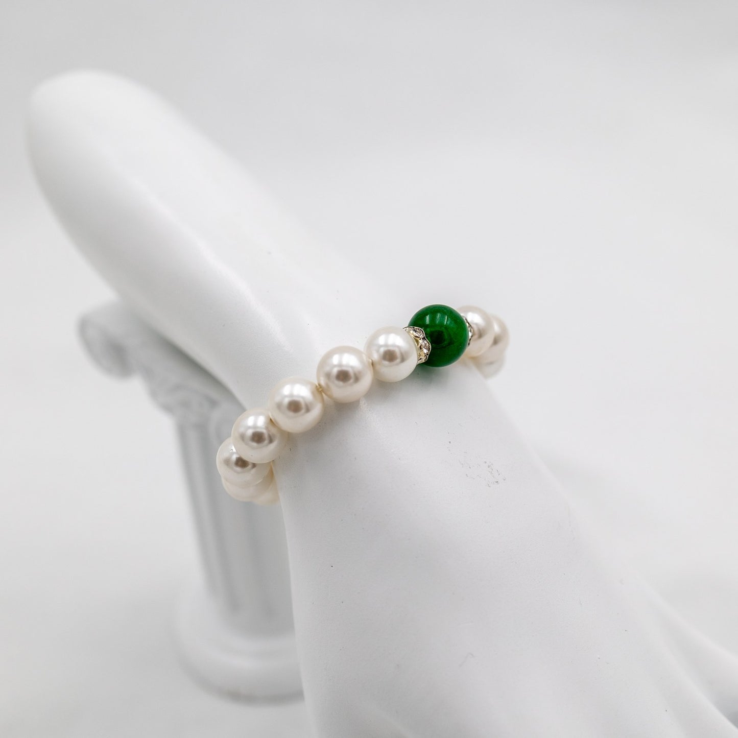 jade rannekoru - lähikuva mallin päällä