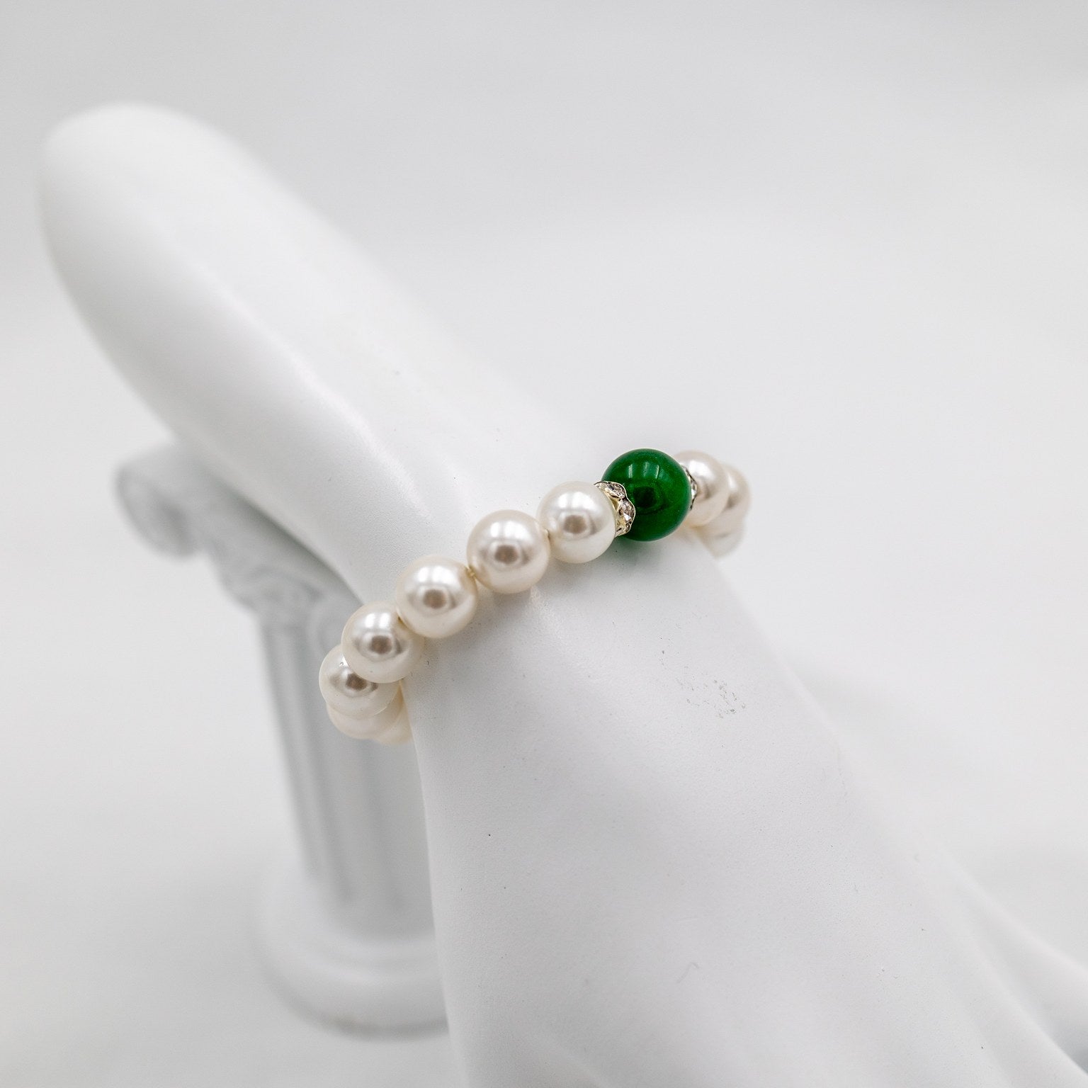 jade rannekoru - lähikuva mallin päällä