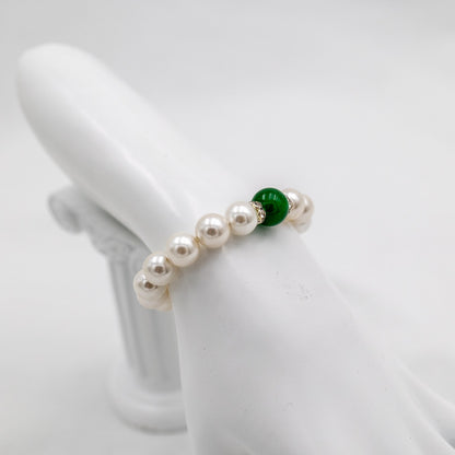 jade rannekoru - lähikuva mallin päällä