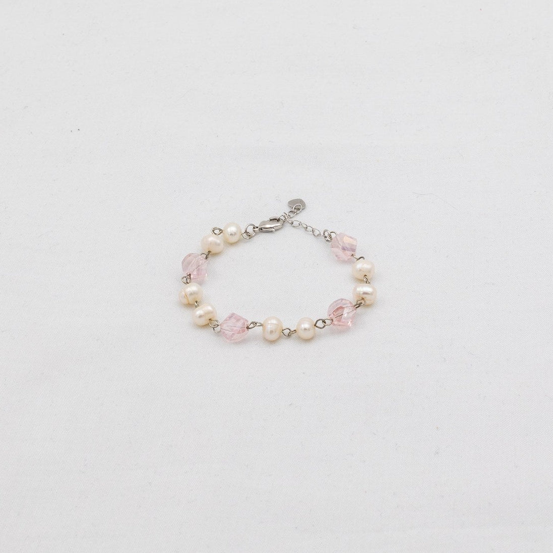Misty helmirannekoru, tuotekuva läheltä. makeanvedenhelmiä. pinkkejä jalokiviä.