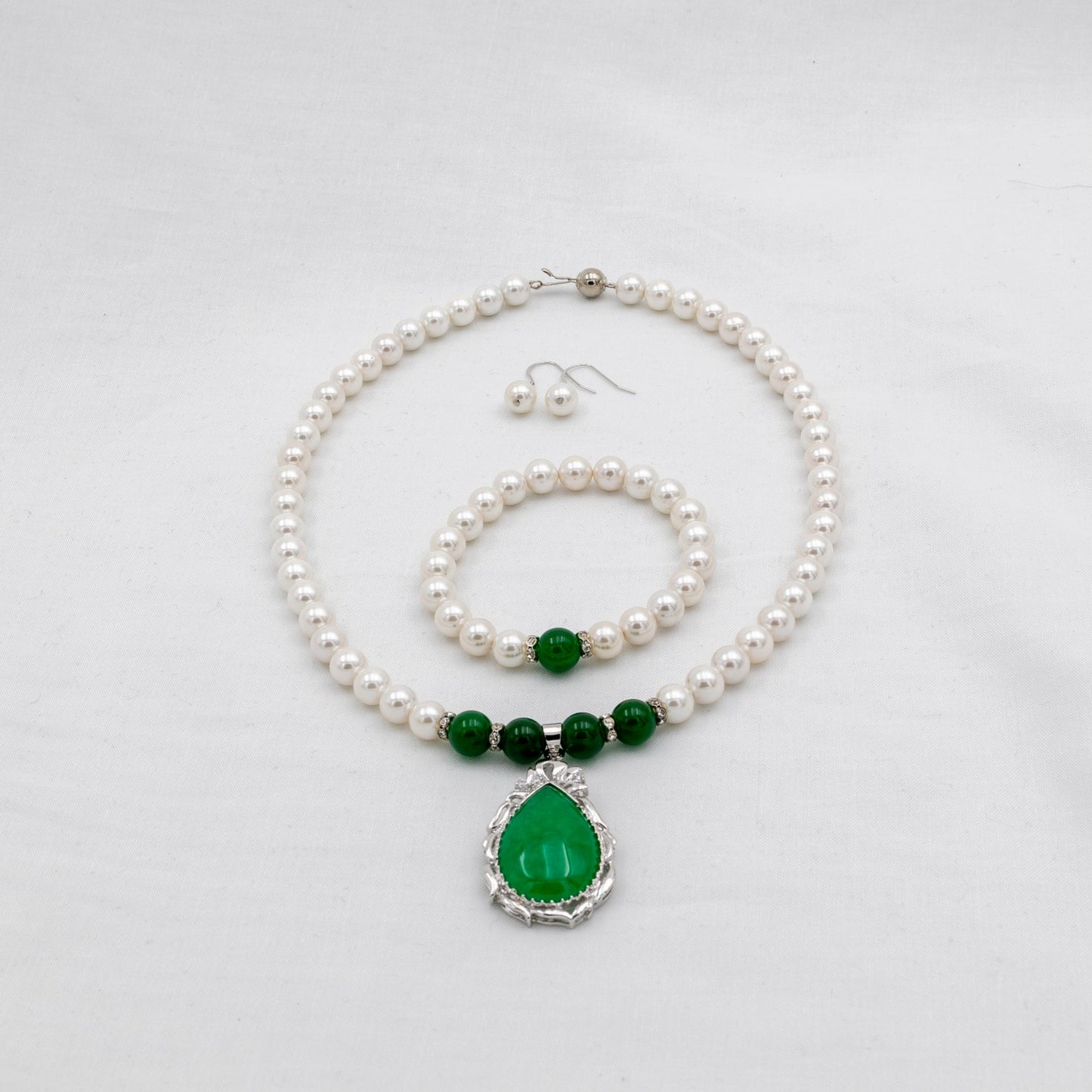 Jade - Helmikorusetti. koko setin kuva  Ilman mallia läheltä.