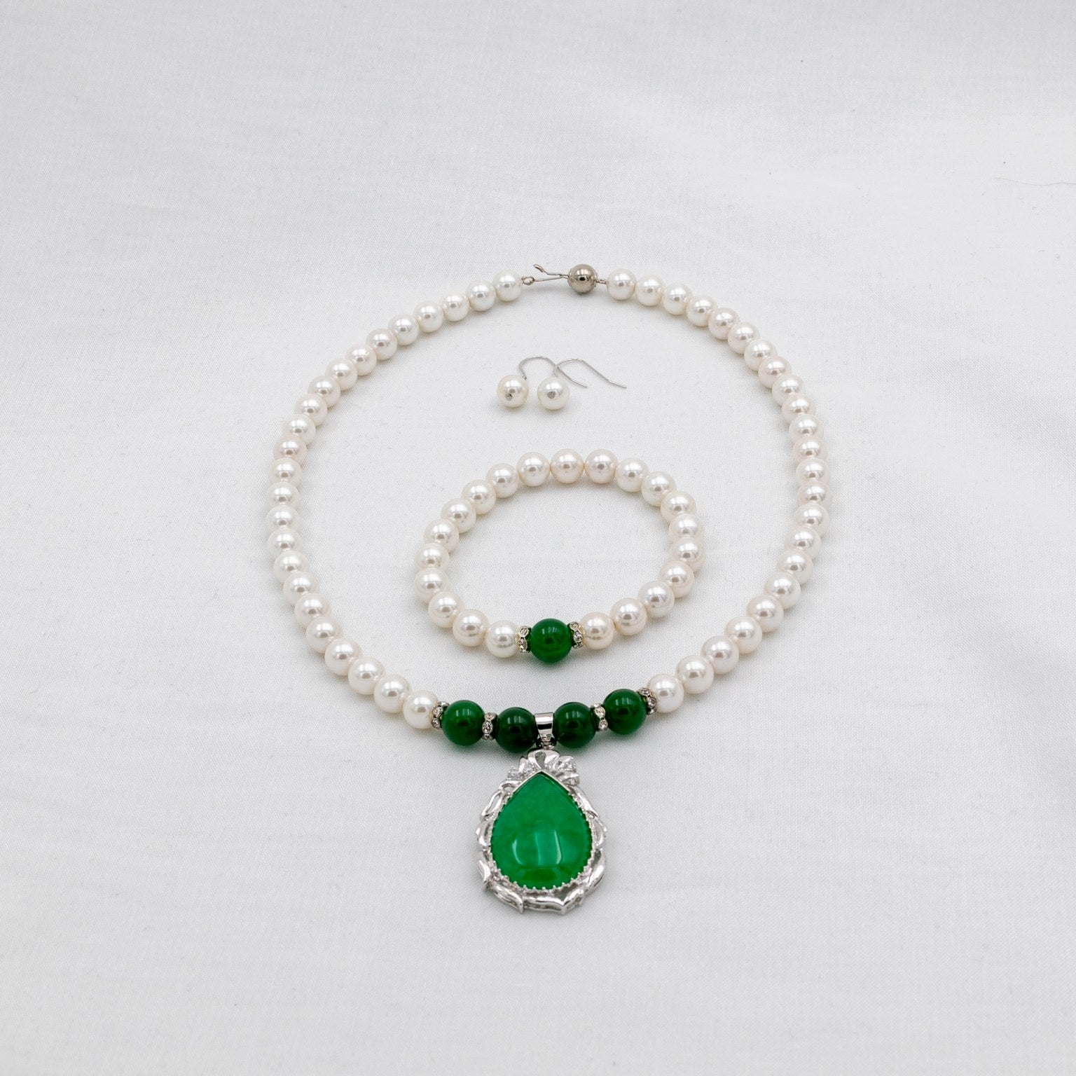 Jade - Helmikorusetti. koko setin kuva  Ilman mallia läheltä.