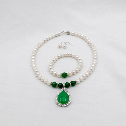 Jade - Helmikorusetti. koko setin kuva  Ilman mallia läheltä.