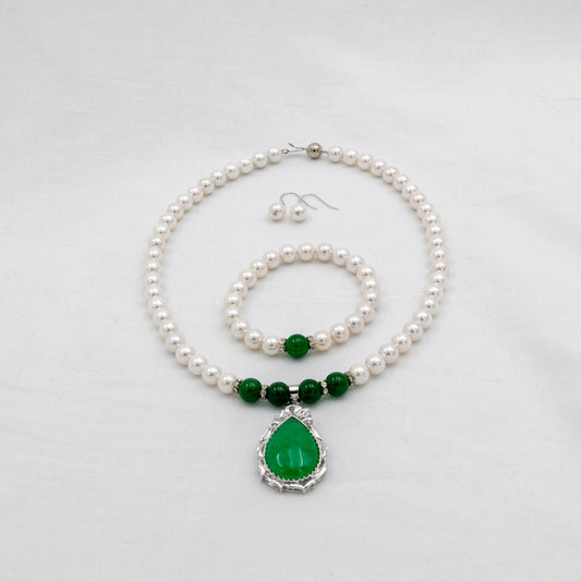 Jade - Helmikorusetti. koko setin kuva  Ilman mallia läheltä.