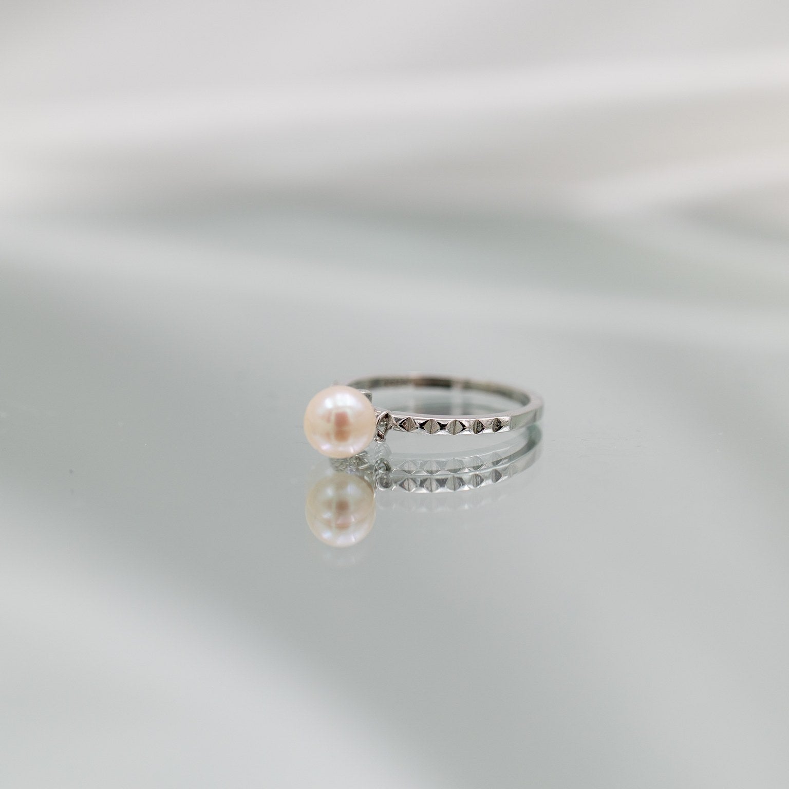 Droplet sormus tuotekuva läheltä kuvattuna