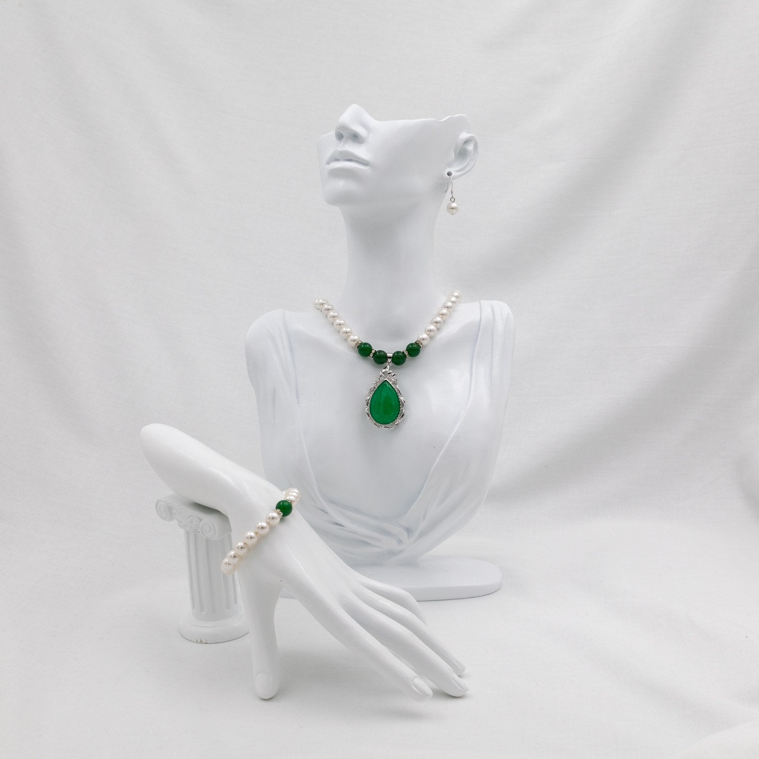 Jade - Helmikorusetti. koko setin kuva mallin päällä