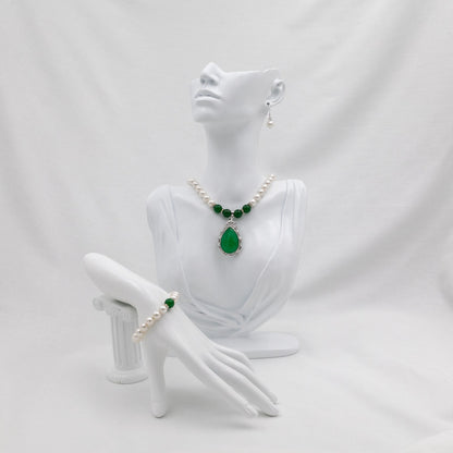 Jade - Helmikorusetti. koko setin kuva mallin päällä