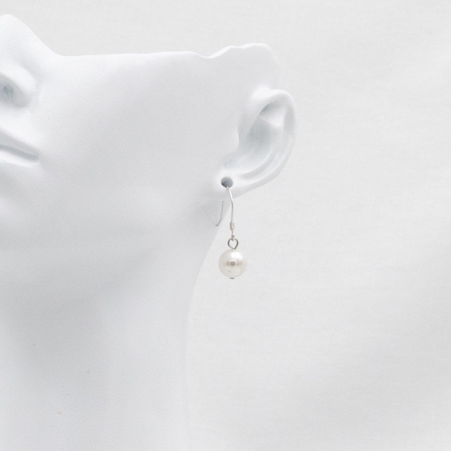 Jade korusetin Helmikorvakorut. lähikuva mallin päällä.