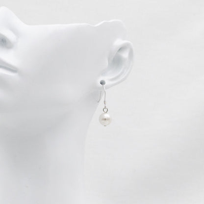 Jade korusetin Helmikorvakorut. lähikuva mallin päällä.