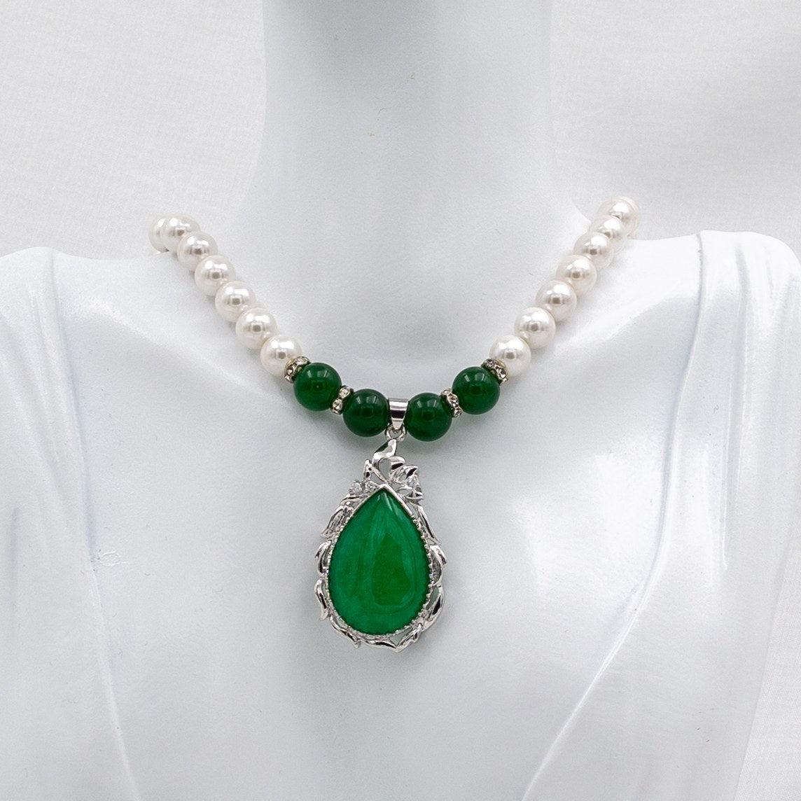 jade kaulakoru mallin kaulalla lähikuva